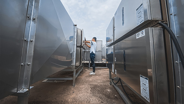 賣油煙凈化器的小姐姐